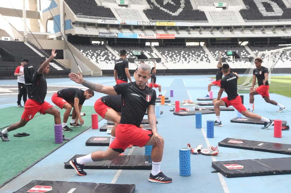 Seleção peruana treina no Nilton Santos; Cueva deve jogar nesta terça