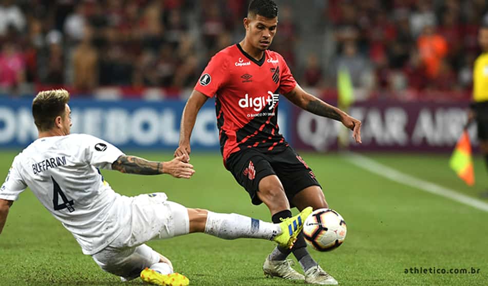 Hoje referência no meio-campo, Bruno Guimarães estreava no profissional há dois anos