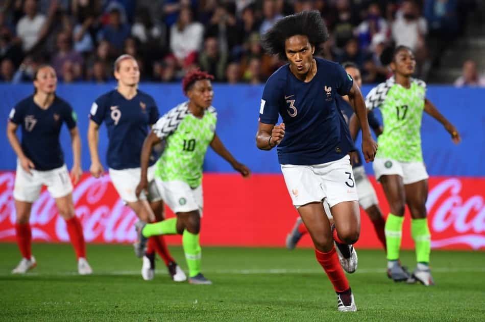 Com gol de pênalti, França vence e avança no Mundial Feminino