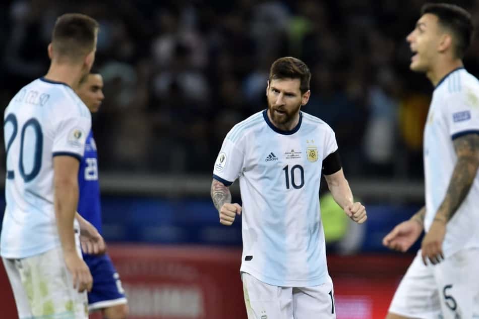 Mesmo sem grande inspiração, a Argentina buscou empate em 1 a 1 contra o Paraguai, no Mineirão, após sair atrás no marcador. Messi marcou de pênalti, se mostrou participativo e foi o principal nome da Argentina. O goleiro Armani também se destacou ao defender pênalti. Veja as notas do LANCE! para os argentinos. (Por Gabriel Rodrigues - centraldejogos@lancenet.com.br)