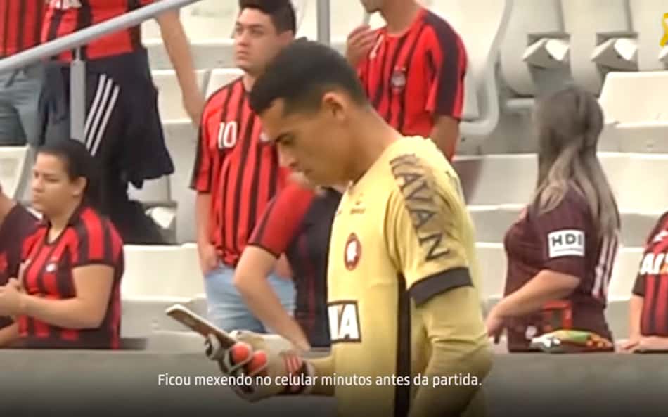 Festival de Cannes premia ação com goleiro do Athletico-PR no celular
