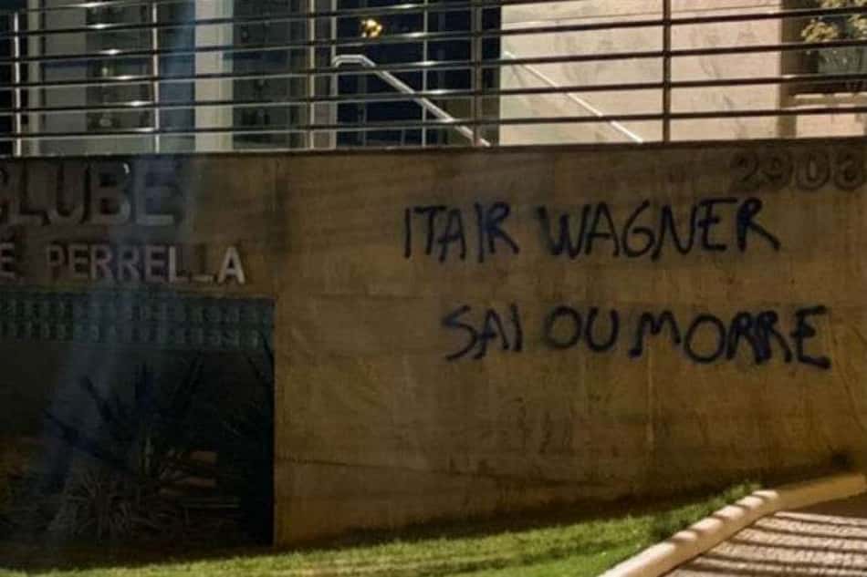 As imagens da pichação circularam rapidamente pelas redes sociais