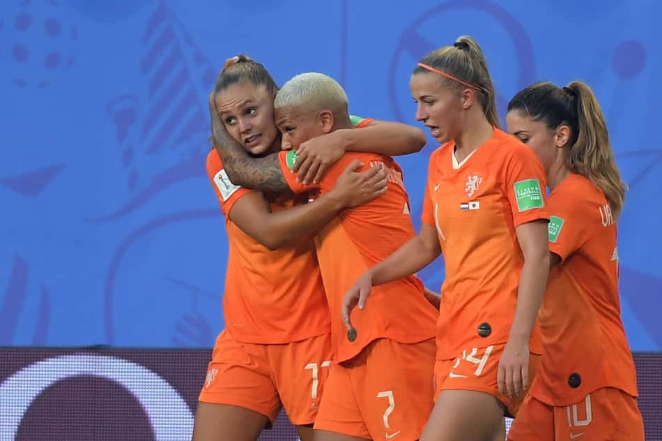 Com gol de pênalti, Holanda marca no fim e avança no Mundial Feminino