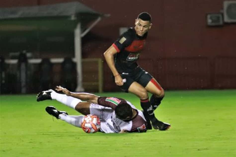 Volante do Vitória é emprestado ao Athletico-PR