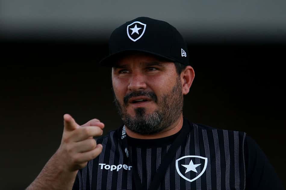 Adaptação a cenário negativo é uma das marcas de Barroca no Botafogo