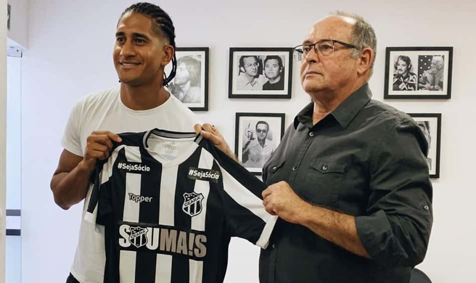 Zagueiro Pablo, formado no Ceará, visita sede do clube em meio as férias