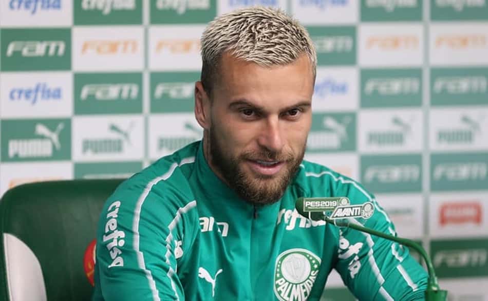 Surpreso como Felipe Melo por Brasil 'sem Verdão', Lucas Lima foca clube