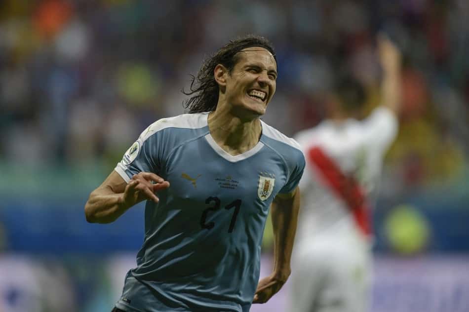 Após vitória da Seleção, brasileiros tietam Cavani no Aeroporto de Manaus; veja vídeo