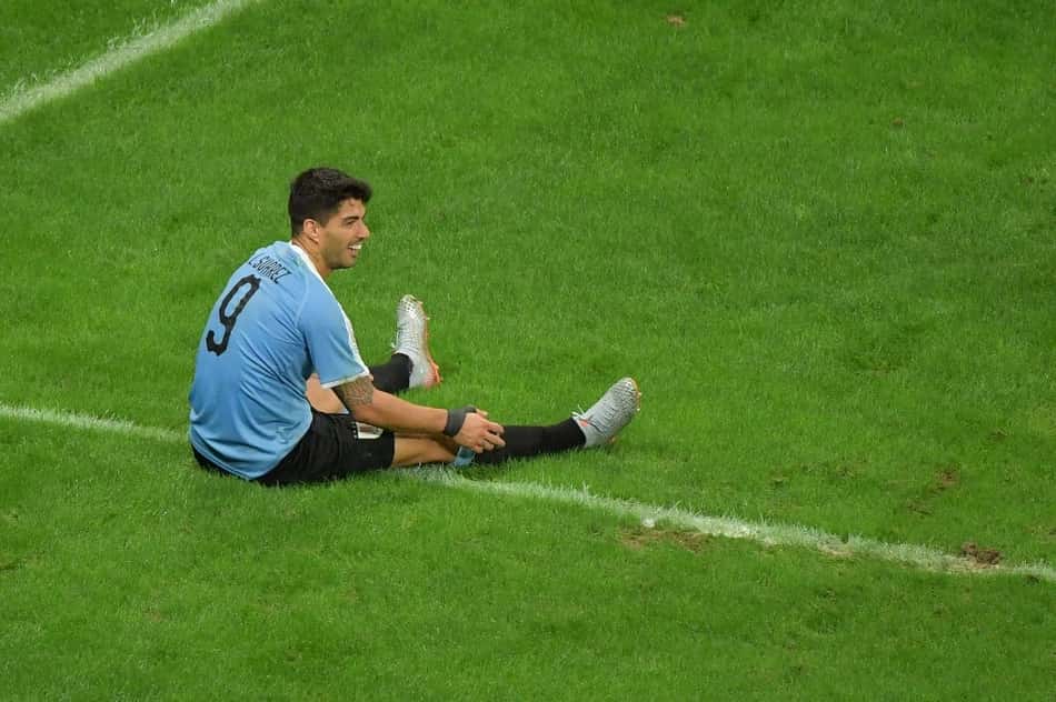 O Uruguai decepcionou e foi eliminado precocemente na Copa América. Nas quartas de final, a equipe não conseguiu vencer a defesa peruana e viu um de seus principais astros, o atacante Suárez, perdeu pênalti que acabou sendo decisivo (notas por Gabriel Rodrigues) 