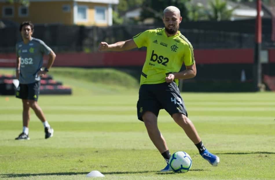 Milan encaminha acordo com o zagueiro Léo Duarte, do Flamengo