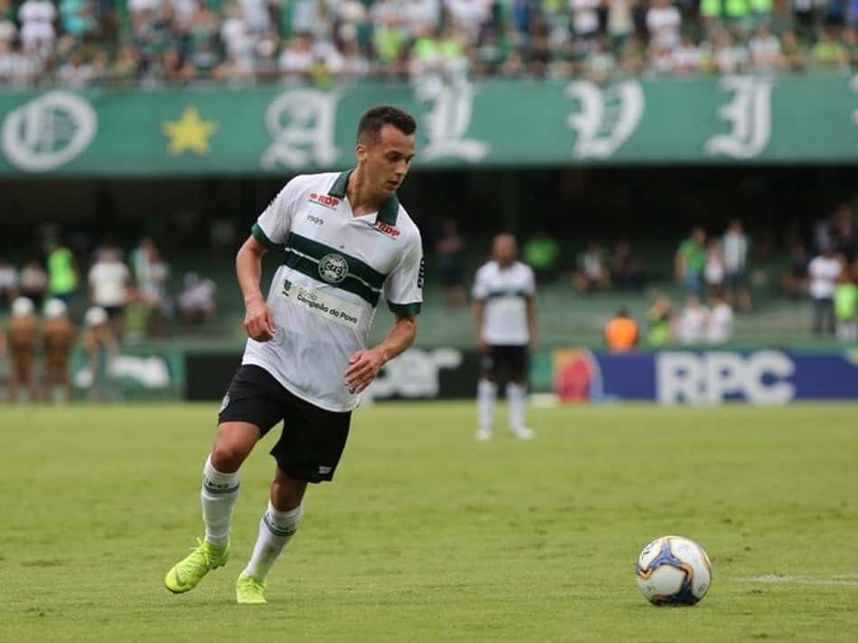Meia do Coritiba elogia período de treinos durante a Copa América