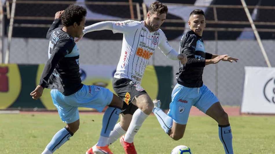 Corinthians volta a jogar mal e é derrotado pelo Londrina no Paraná
