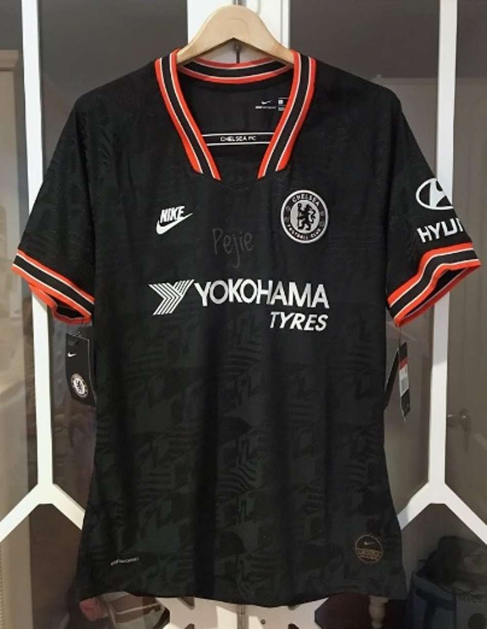 Nova camisa 3 do Chelsea e nova camisa reserva do Milan têm fotos 'vazadas'