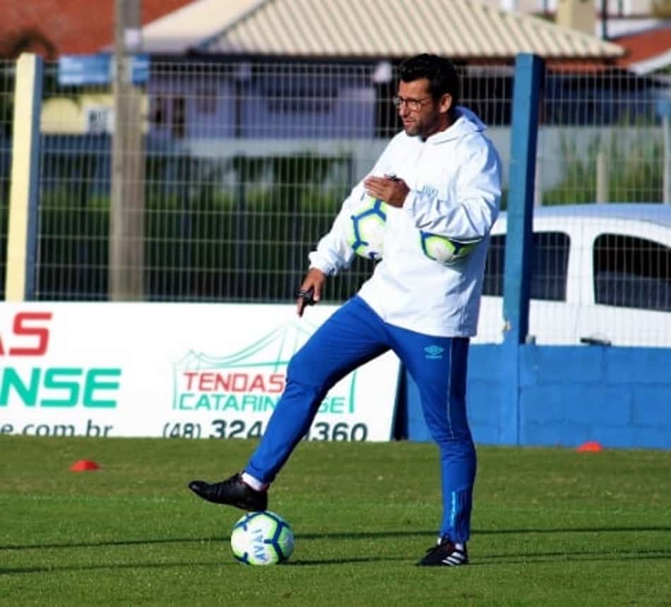 Presidente do Avaí confirma contato do Botafogo por Alberto Valentim