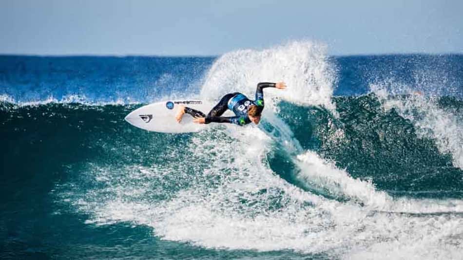 Mais três brasileiros classificados para a próxima fase em Teahupoo