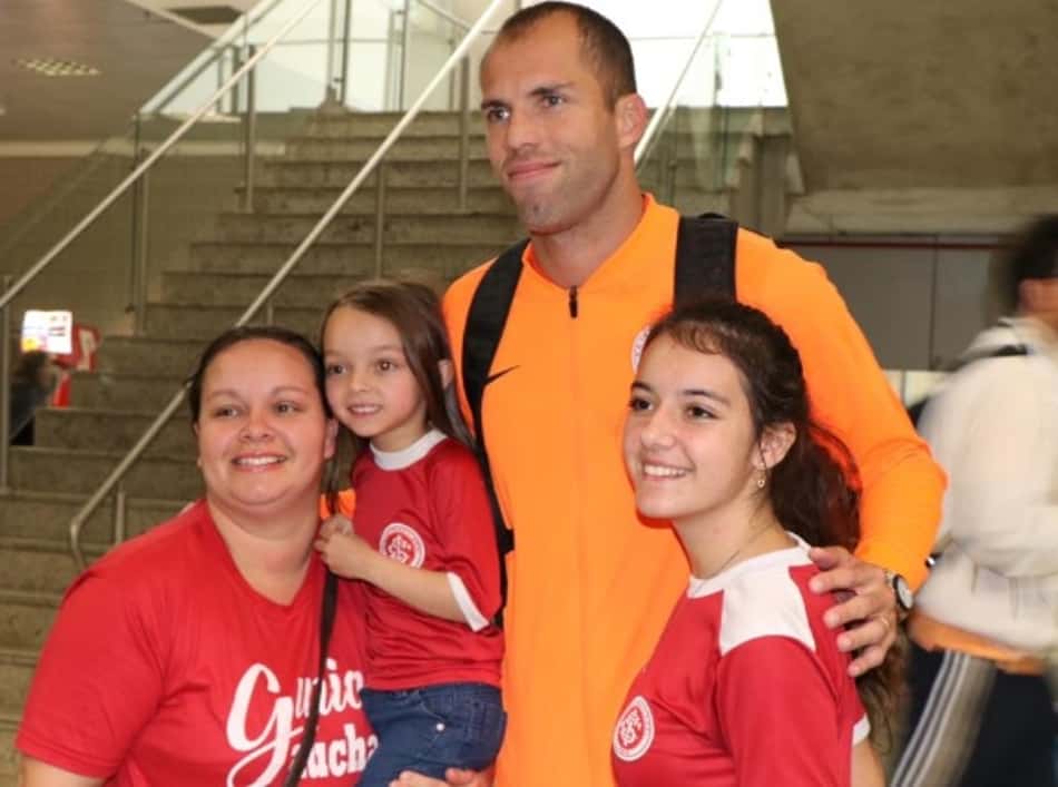 Internacional viaja para Curitiba recheado de reservas