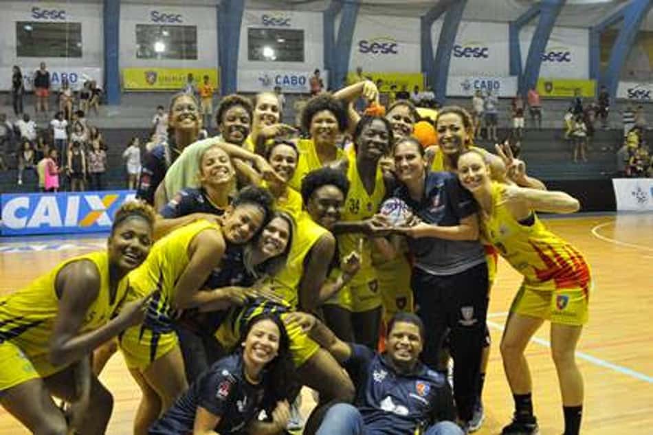 GRINGAS COMANDAM E NASSAU SAI NA FRENTE