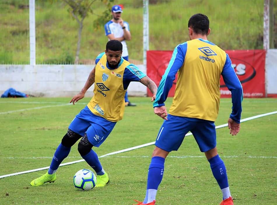 Léo fala sobre estreia pelo Avaí e espera recuperação da equipe contra o Goiás