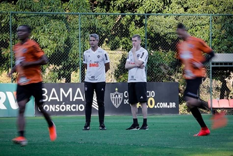 Galo pode ter três zagueiros e sacar Cazares para encarar o Palmeiras