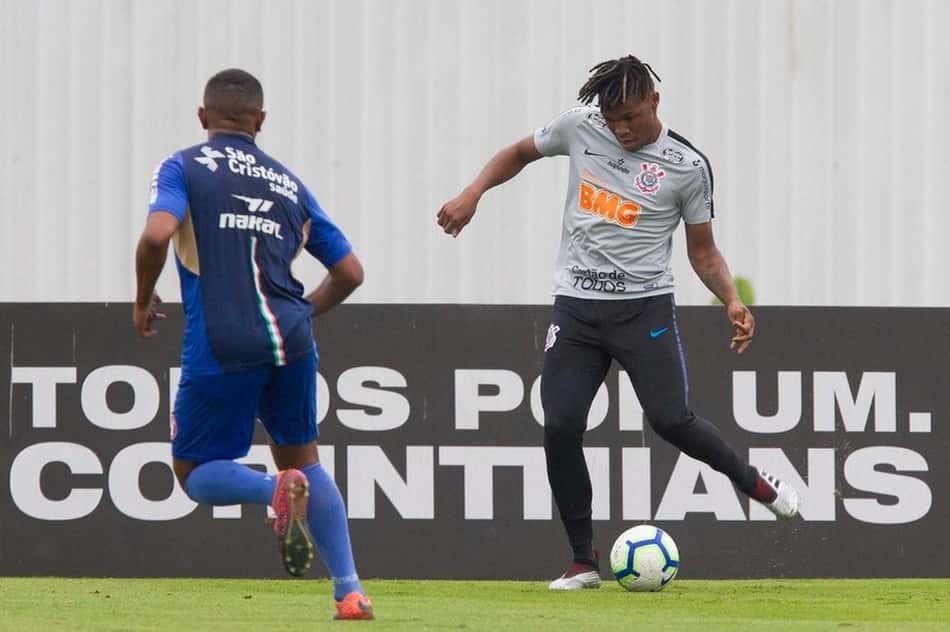 Matheus Jesus, próximo a retornar de empréstimo ao Corinthians, cumpre suspensão por doping e já pode jogar