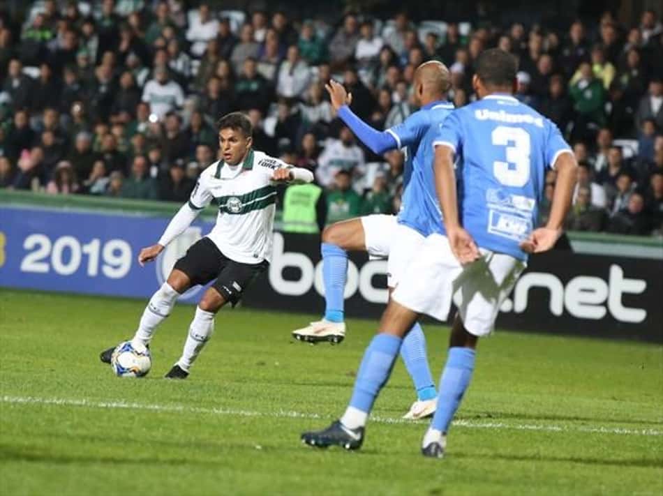 Robson celebra estreia pelo Coritiba: 'Apenas o começo'