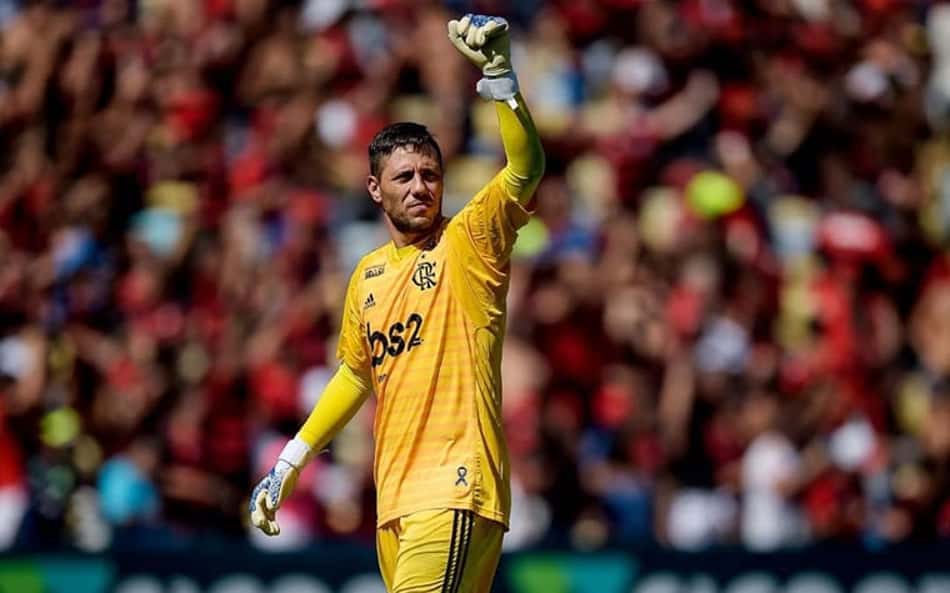 Único titular com contrato perto do fim, Diego Alves é prioridade no Fla