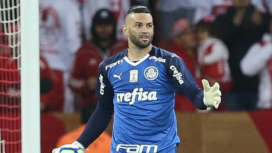 Na derrota que culminou na eliminação da Copa do Brasil, o goleiro Weverton foi o destaque do Palmeiras diante do Internacional, no Beira-Rio. O goleiro fez importantes defesas no tempo normal e pegou um pênalti na disputa decisiva (notas por Carlos Andrade) 