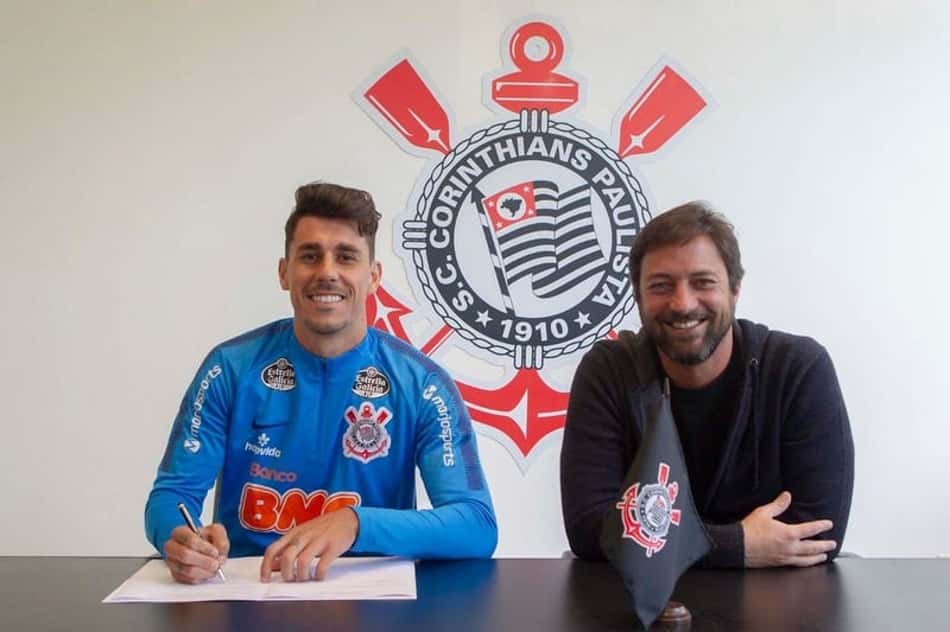 Danilo Avelar assina contrato de três anos com o Corinthians
