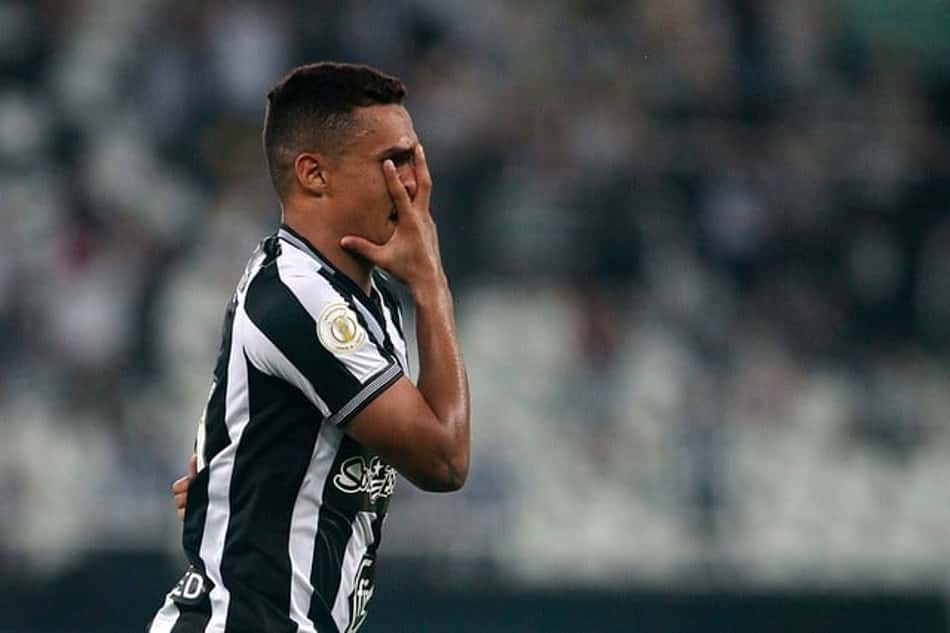 Erik deixa o Botafogo e está a caminho do Japão: 'É só um até logo'