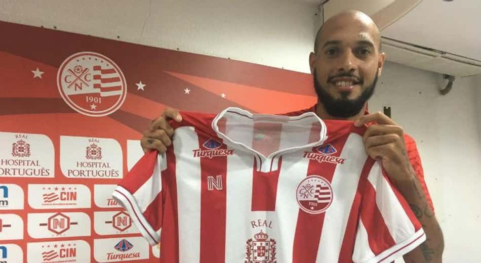 Paulinho é apresentado no Náutico falando em 'ilusão' nos tempos de Flamengo