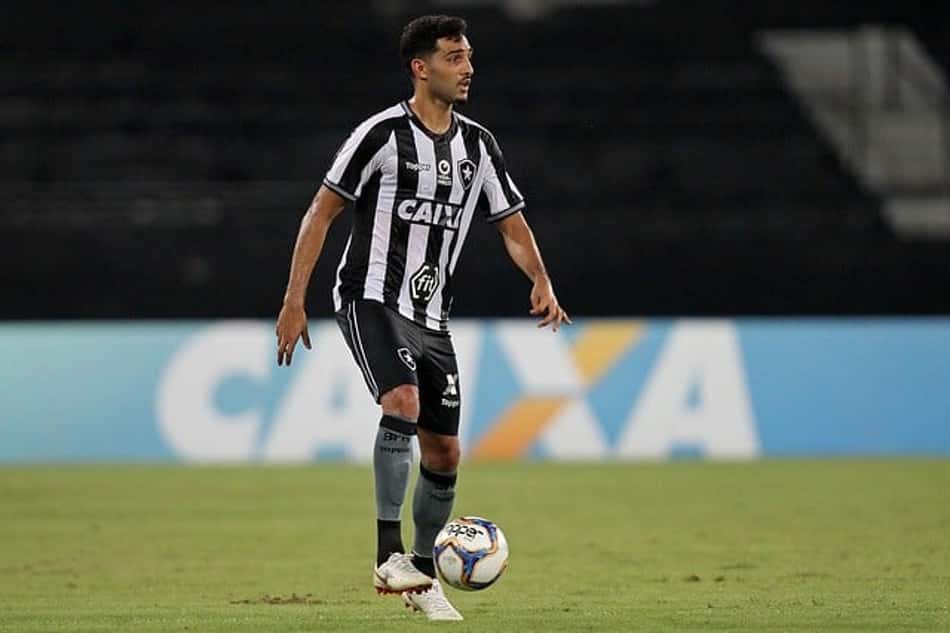 Alan Santos recebe sondagens, mas desejo de ficar no Botafogo prevalece