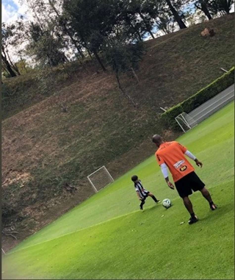 Atlético-MG leva criança que perdeu o pai para bater bola com Otero