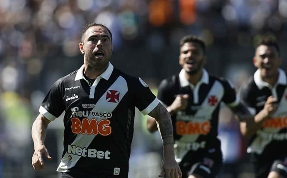 Bombou na web: segurança prevê gol de falta em São Januário; assista