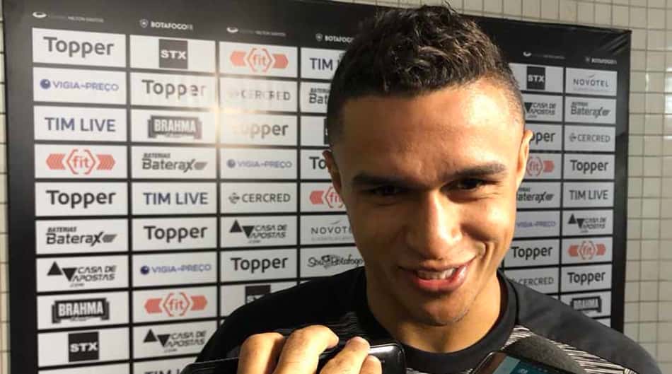 Após quase três semanas, Erik quebra silêncio na chegada ao Niltão
