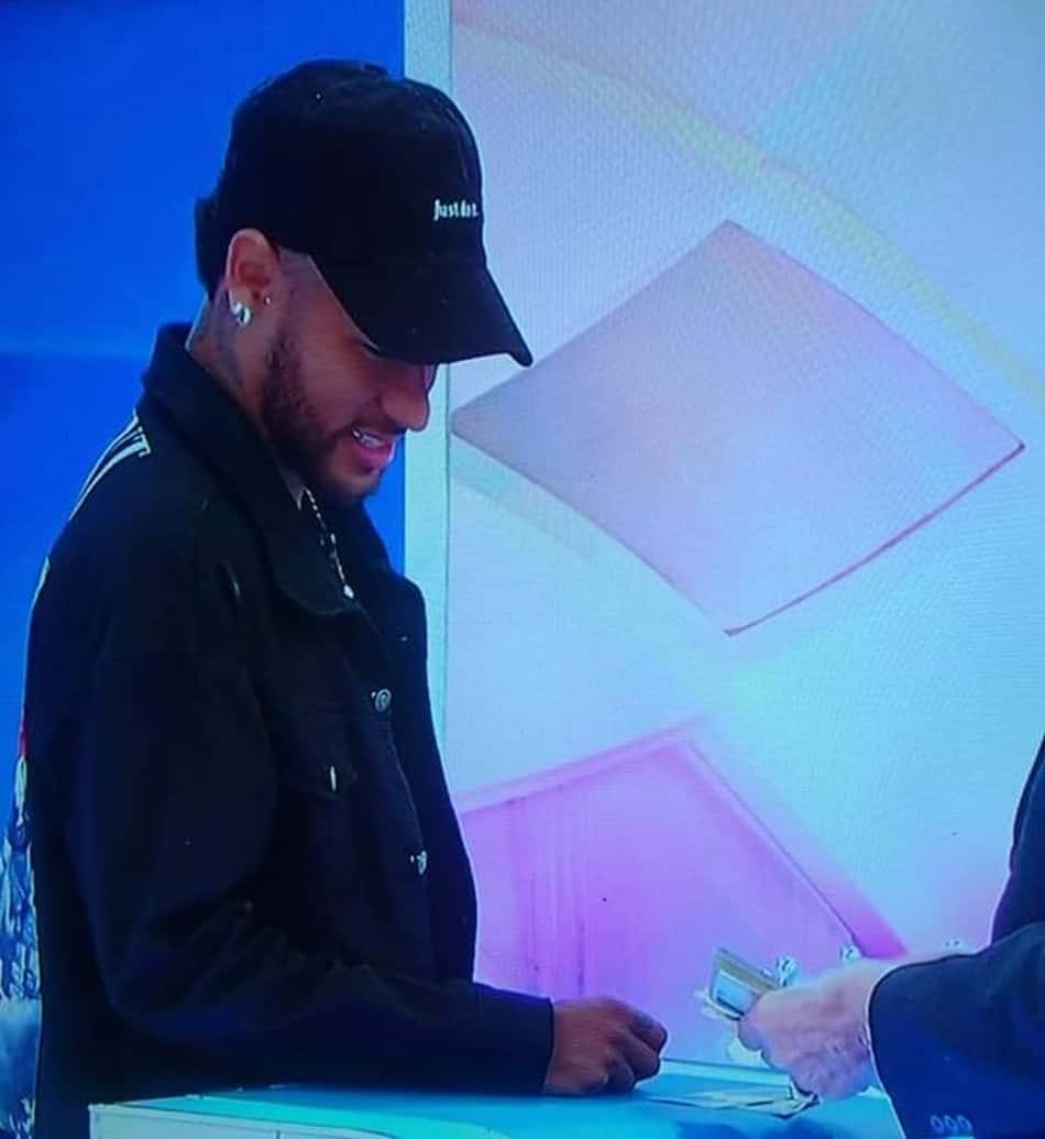 Neymar recebendo 280 reais de Sílvio Santos vira meme nas redes