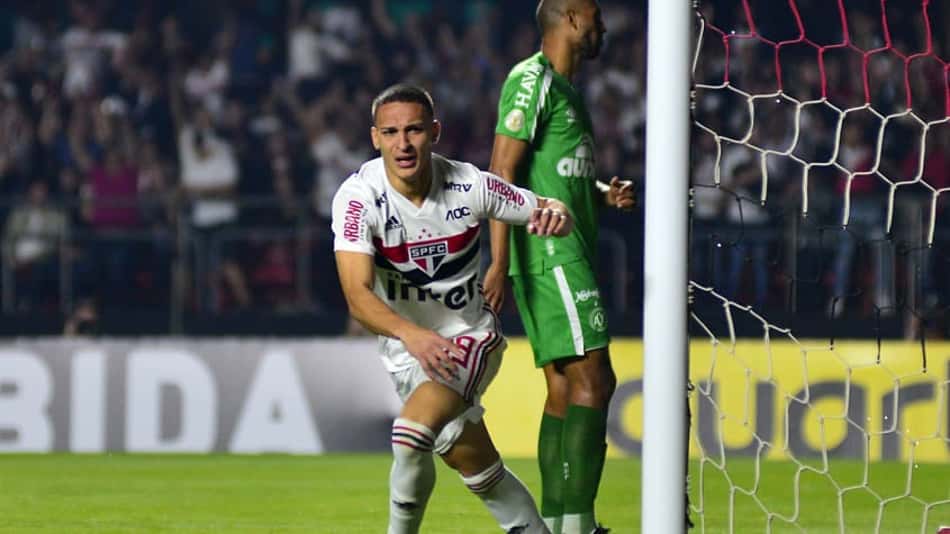 São Paulo embala no segundo tempo, goleia a Chape e salta para 5º no BR