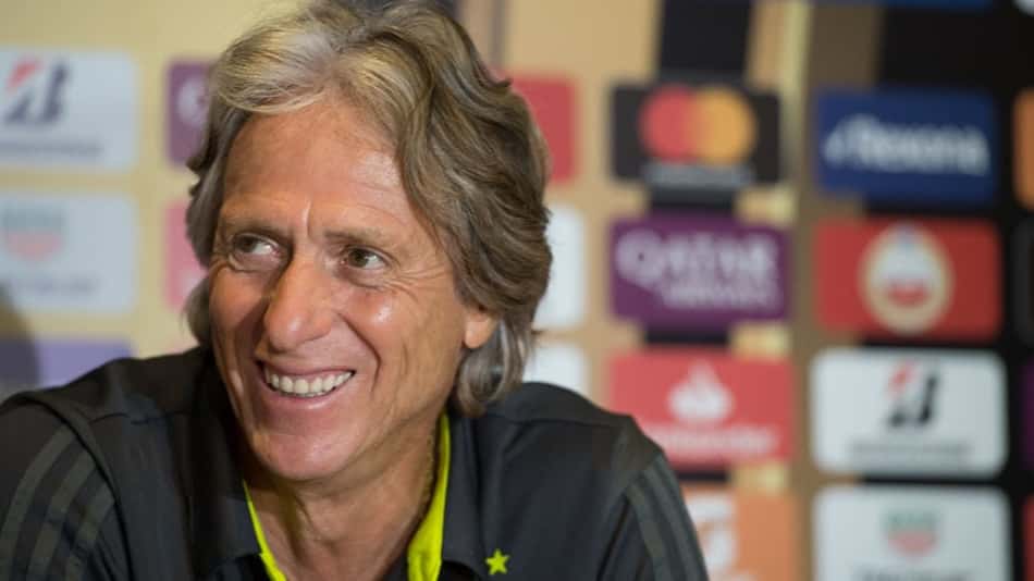 Jesus completa 65 anos e recebe parabéns da delegação do Flamengo