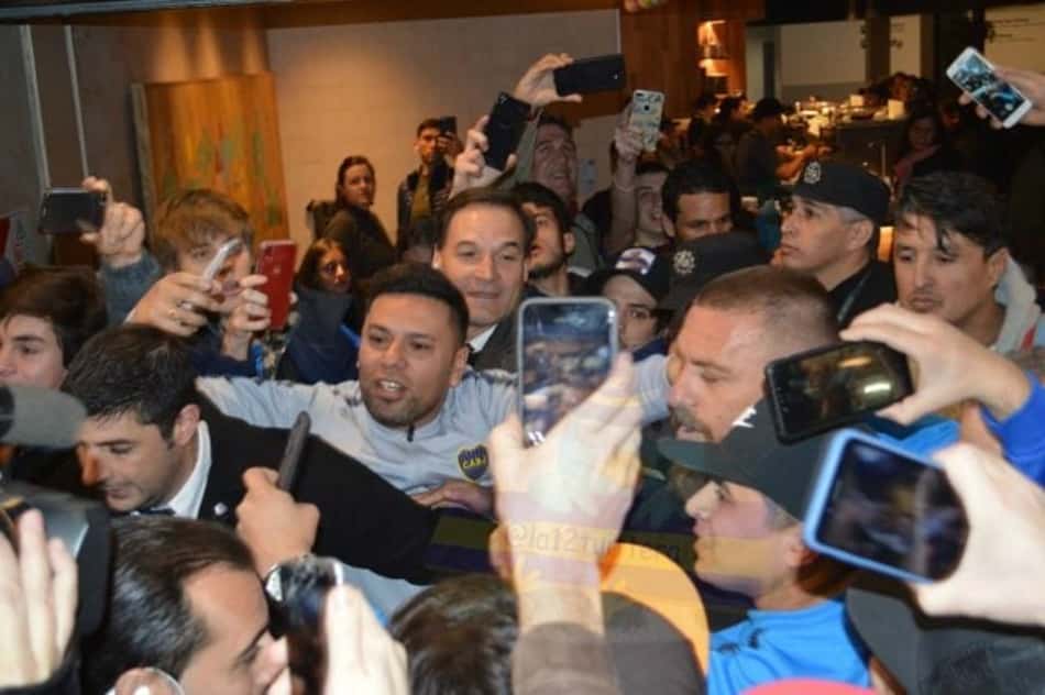 De Rossi desembarca na Argentina e é festejado pela torcida do Boca Juniors