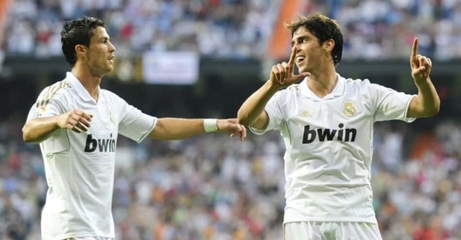 Cristiano Ronaldo e Kaká, dois dos melhores jogadores de futebol em 2009, foram duas contratações bombásticas do Real Madrid há 10 anos. Relembre quais foram as 10 maiores transferências da janela do futebol europeu de 10 anos atrás.