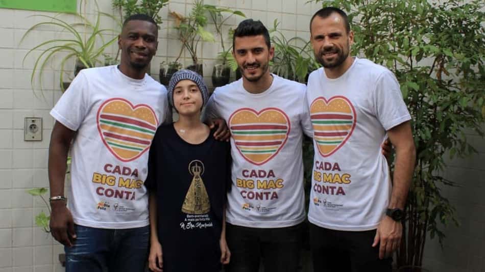 Juan recebe jogadores dos clubes do Rio na Casa Ronald McDonald