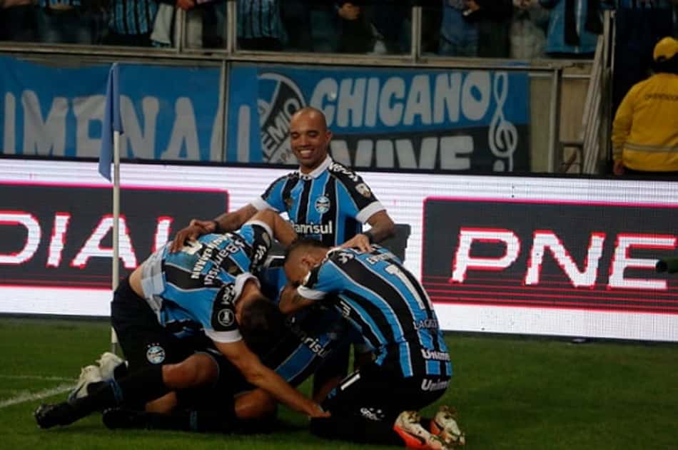 Com um a menos, Grêmio abre ótima vantagem batendo o Libertad na Arena