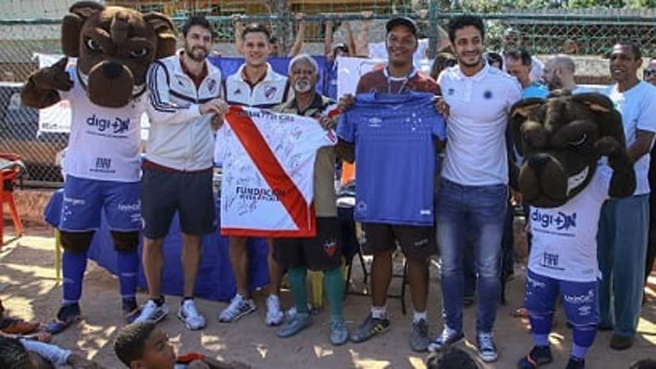Antes de duelo, Cruzeiro e River fazem ação em comunidade de BH