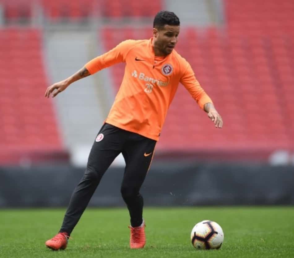 Odair fecha treino e mantém mistério na lateral-direita