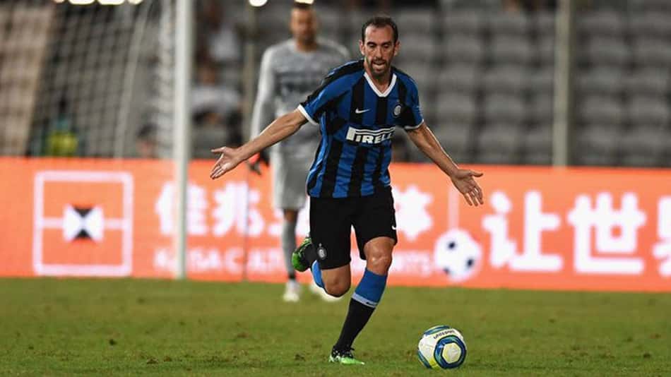 Manchester United volta a focar na contratação de Godin para a zaga