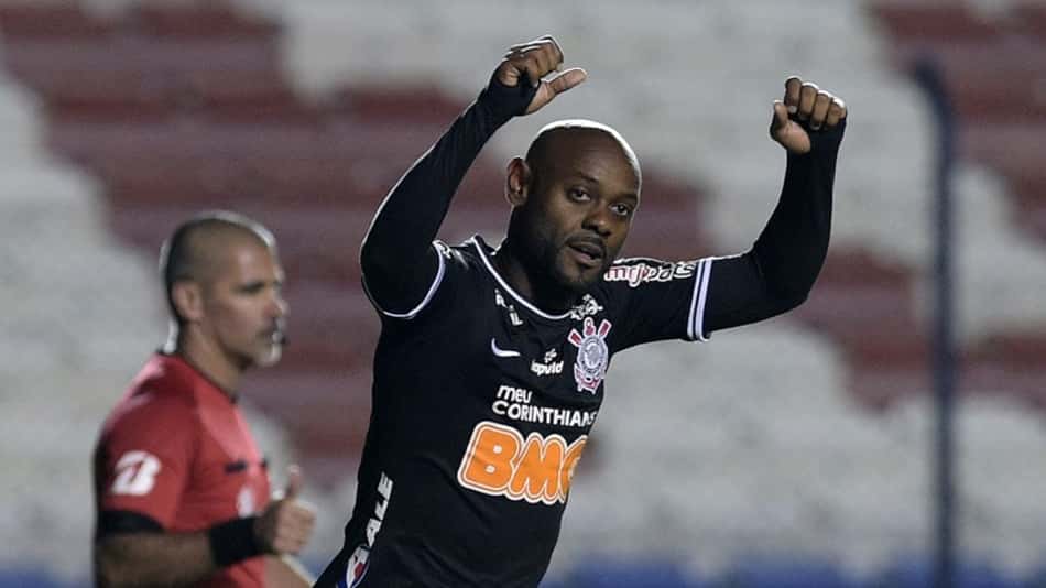 O Corinthians derrotou o Montevideo Wanderers por 2 a 1 na noite desta quinta-feira e avançou para as quartas de final da Copa Sul-Americana. O grande destaque da vitória alvinegra foi o atacante Vagner Love, autor dos dois gols do Timão. Confira as notas do LANCE! (por Fernanda Teixeira)