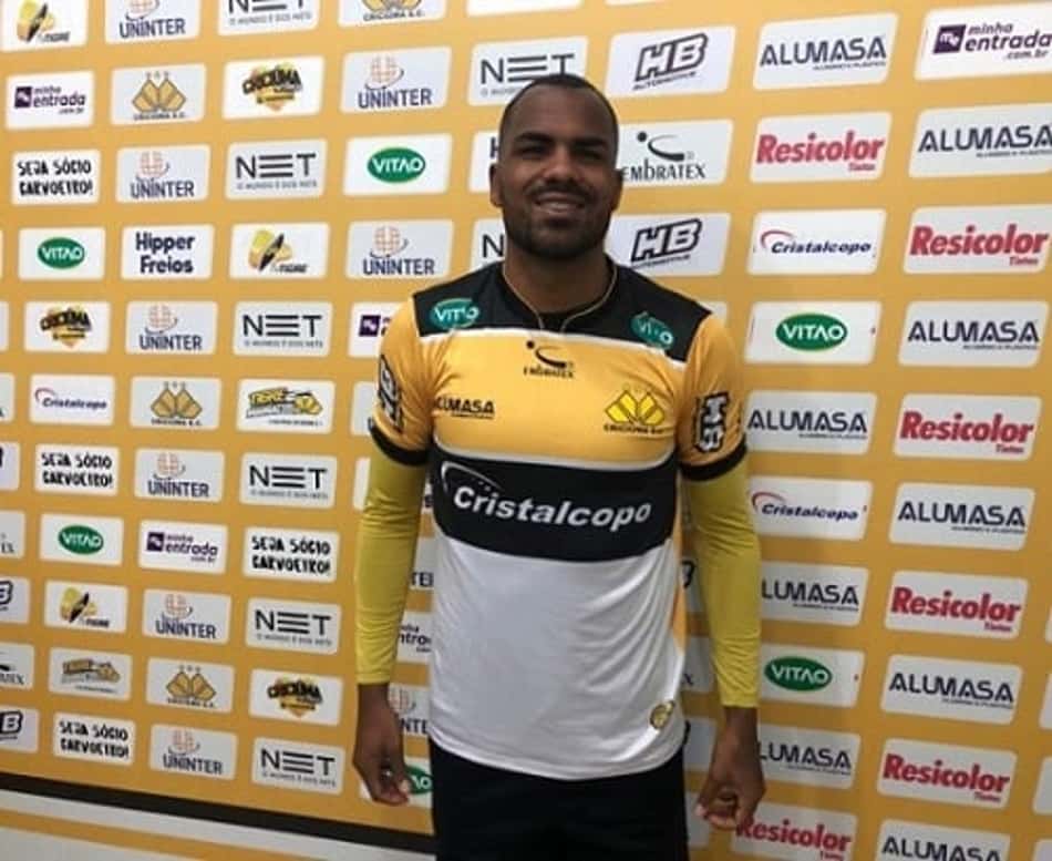Ex-Inter, zagueiro celebra acerto com o Criciúma: 'Feliz com essa oportunidade'