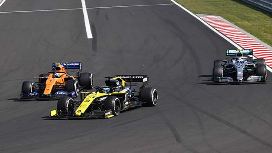 Daniel Ricciardo reclama da maneira como Kevin Magnussen defendeu sua posição