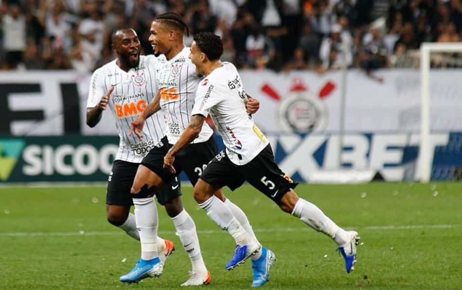 Em jogo adiado, Corinthians vence o Goiás e entra no G6 do Brasileiro