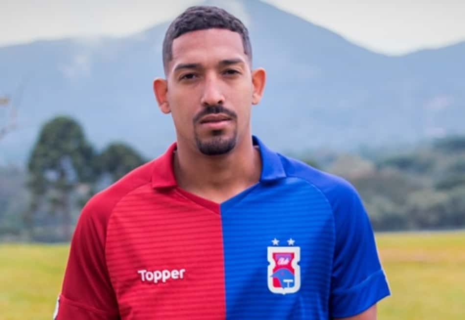 Léo Príncipe pode ser a novidade do Paraná contra o Vitória