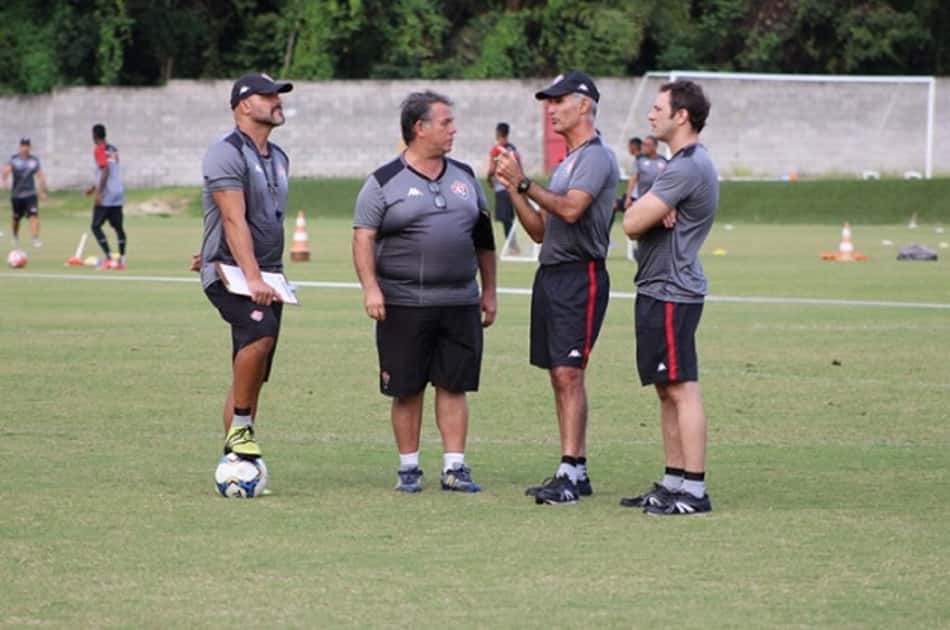 Semana do Vitória tem chegada de treinador e saída de jogador